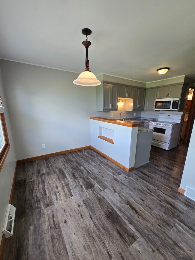 Comedor - 2129 Country Ln