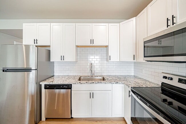 Building Photo - END UNIT TOWNHOME!!