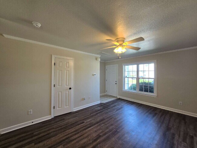 Foto del edificio - "Charming 2-Bed Townhouse Retreat on Streamwood Drive – Perfect Balance of Comfort and Convenience!"