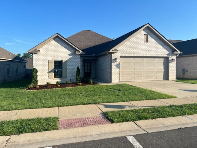 Foto del edificio - Beautiful 3 Bed 2 Bath Available this Fall!