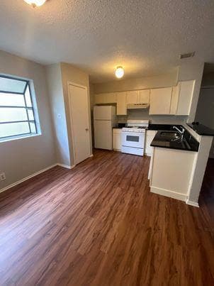 Building Photo - 9806 Roxanna Dr