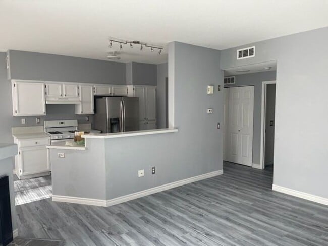 Building Photo - 2 Bedroom Condo in Silverado Ranch!