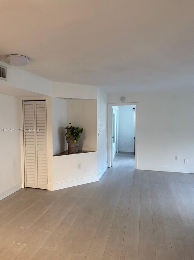 Foto del edificio - 4720 NW 102nd Ave