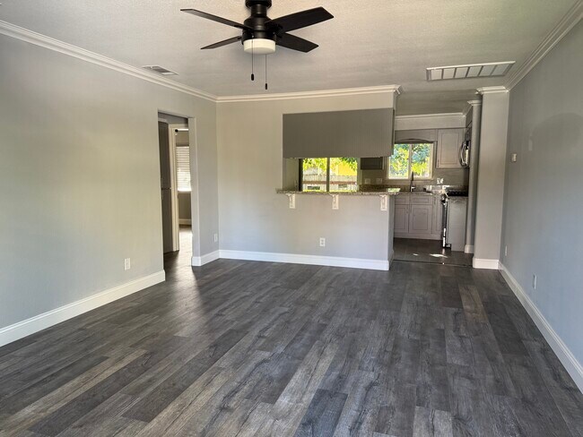 2739 Sala de estar - 2739 Wilson Ave