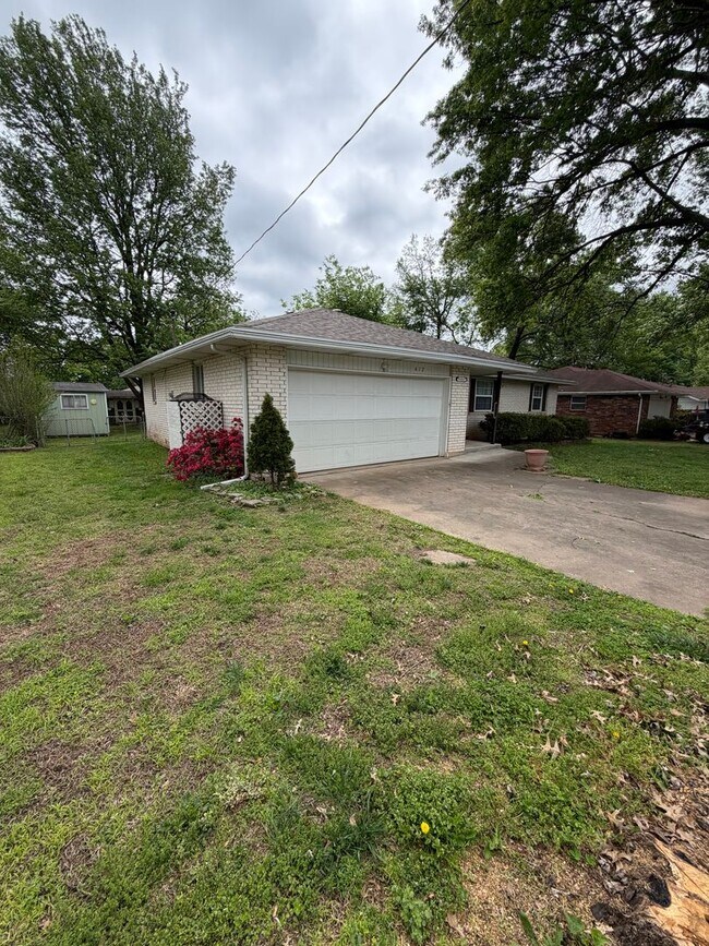 Foto del edificio - 3 Bedroom | 1 Bathroom | 2 Car Garage | Springfield MO!