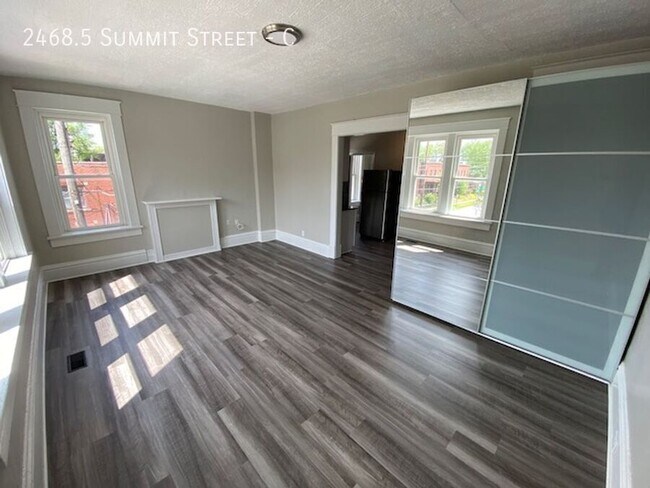 Foto del edificio - 2468.5 Summit St