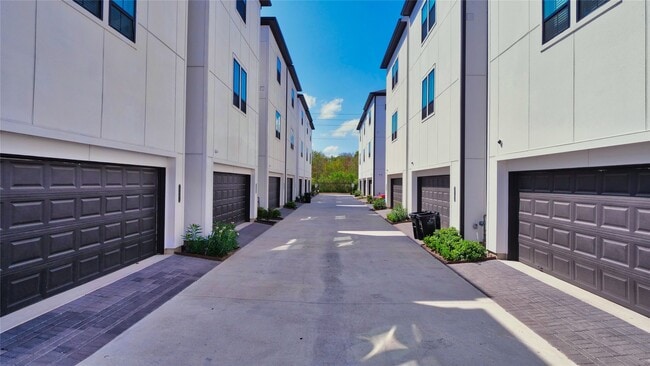 Building Photo - 2720 Grand Fountains Dr