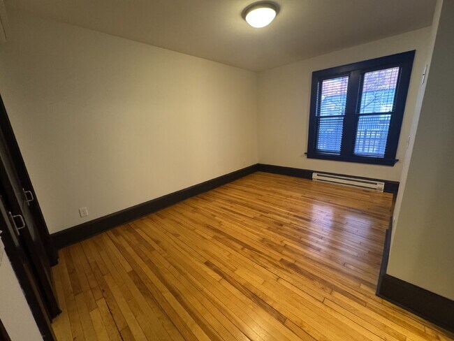 Foto del edificio - "Charming Studio Retreat with Hardwood Elegance in the Heart of Minneapolis – Perfectly Compact L...