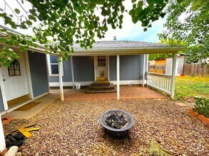 Building Photo - 1643 W Sherrie Dr
