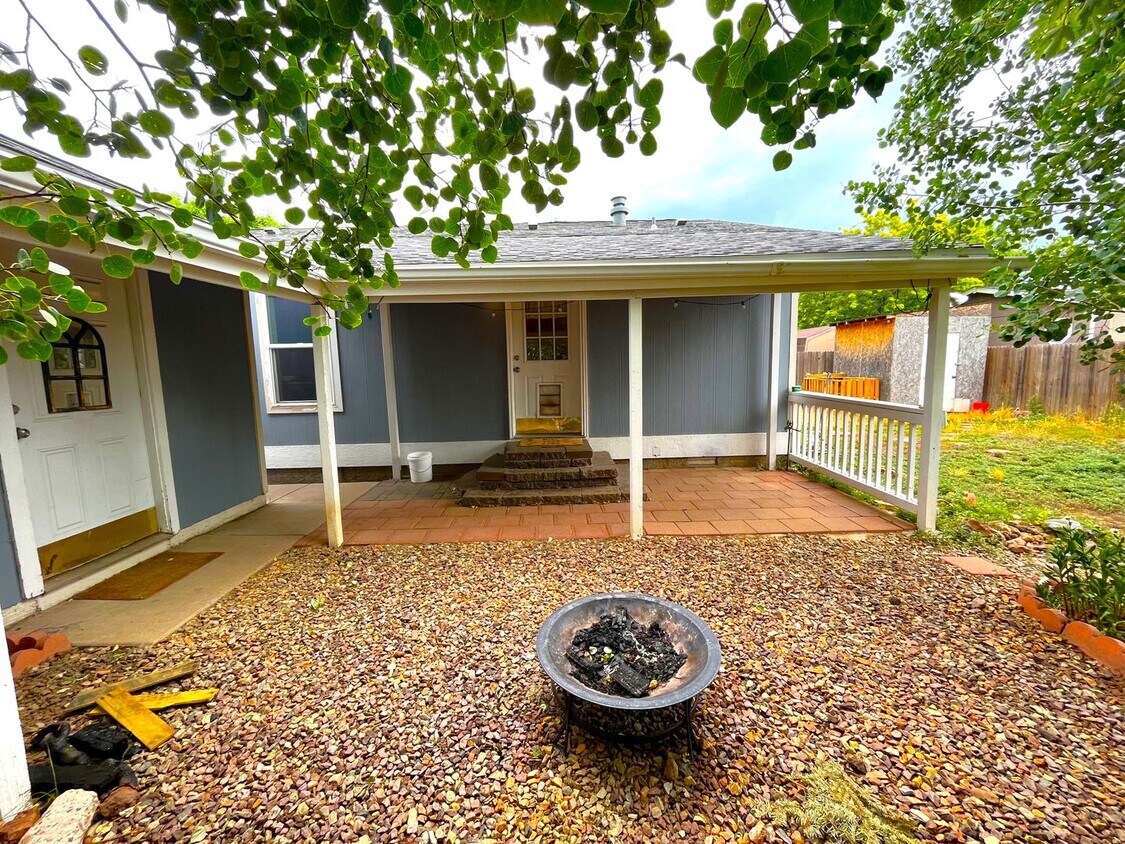 Foto principal - Great Location! 3 Bed, 2 Bath West-Flagsta...