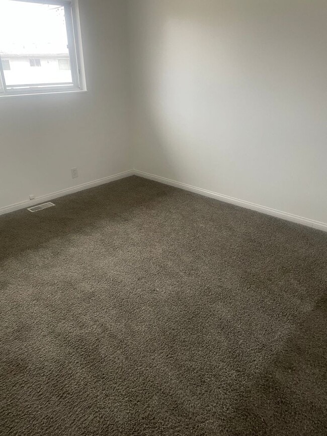 Building Photo - Move-In Ready 3-Bed in Hazelwood