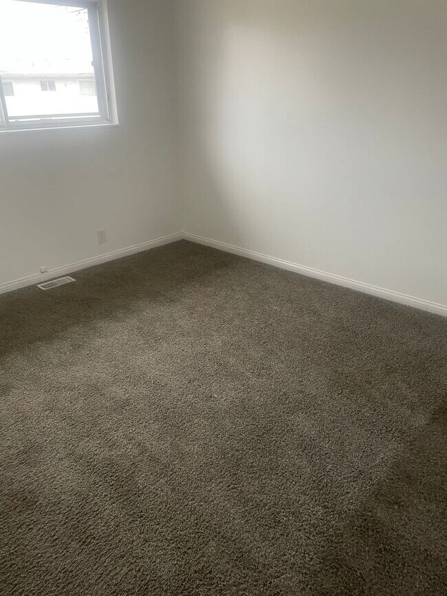 Foto del edificio - Move-In Ready 3-Bed in Hazelwood