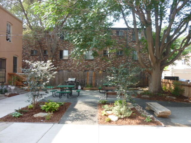 Building Photo - 736 E 10th Ave