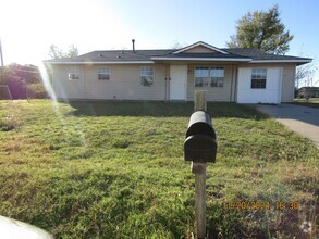 Building Photo - 4902 NW Ozmun Ave