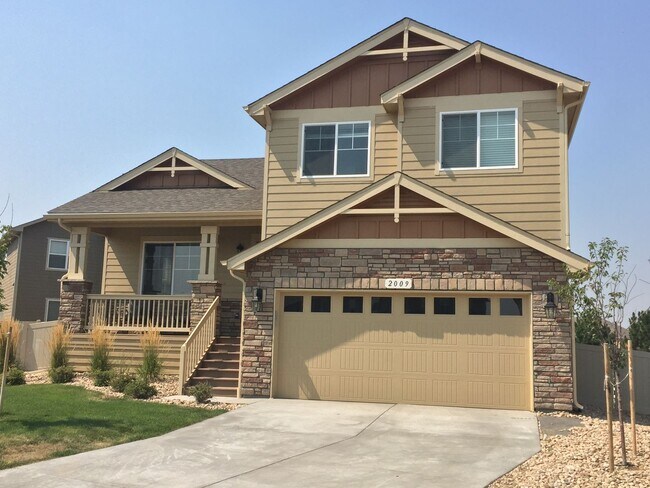 Building Photo - Spacious 3 Bedroom, 2.5 Bath Home with Fen...