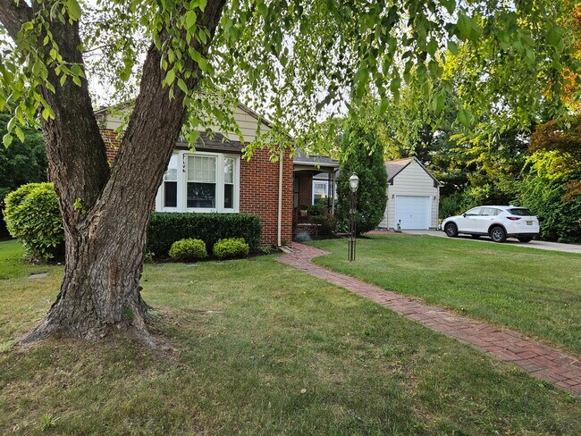 Building Photo - 5 E Taunton Ave