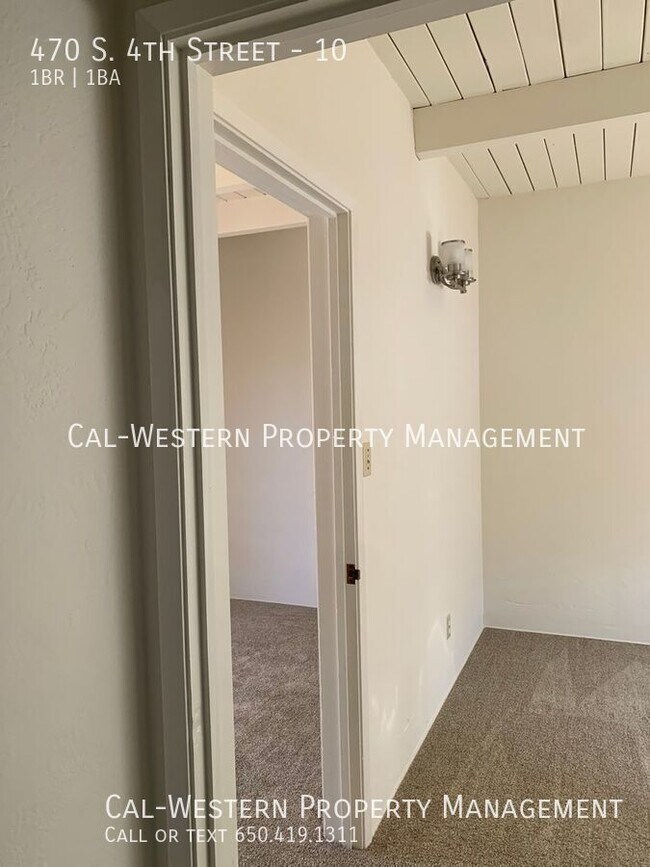 Building Photo - Top Floor ONE BEDROOM AVAILABLE NOW