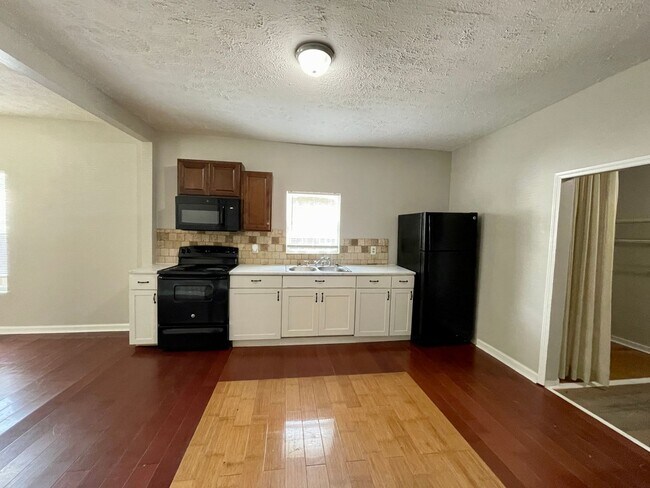 Building Photo - Beautiful Home In Kenwick with Potential 4th Bedroom!