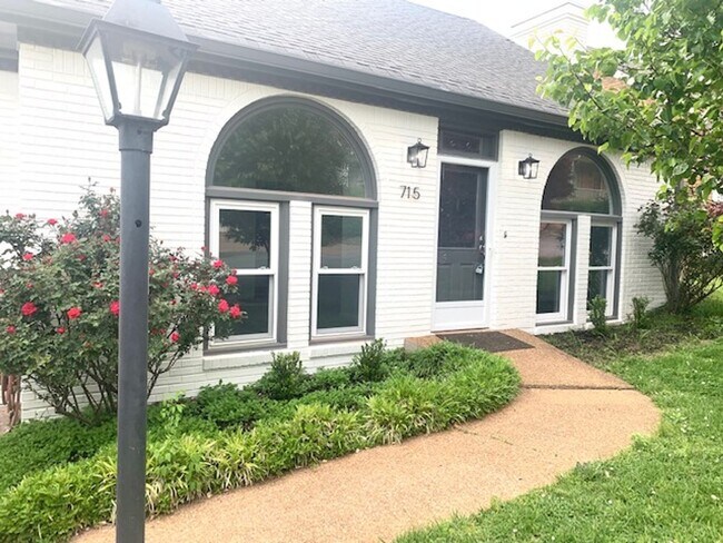 Foto del edificio - Fully Renovated 2 Bed 2 Bath Near Downtown...