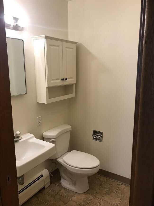 Foto del edificio - Spacious 3-Bedroom, 4 Plex – Pet Friendly