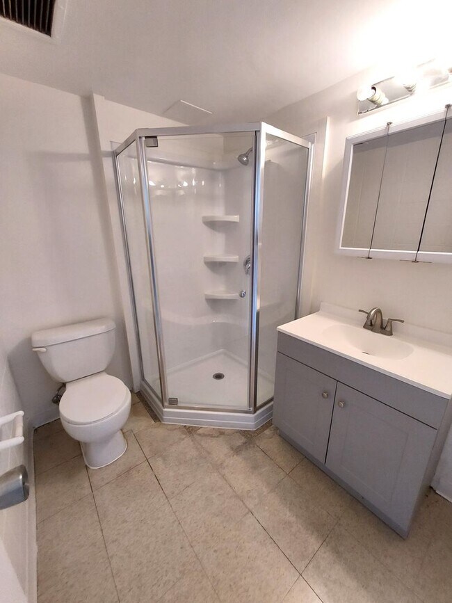 Building Photo - Leolua Regent Waipahu Town 3rd Fl 2BR/1BA/...