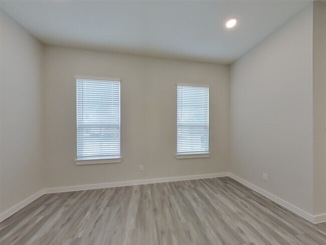 Building Photo - 4920 San Fabiano Ct