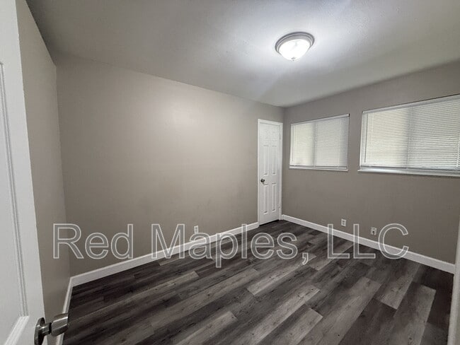 Building Photo - 10877 Spring Garden Dr