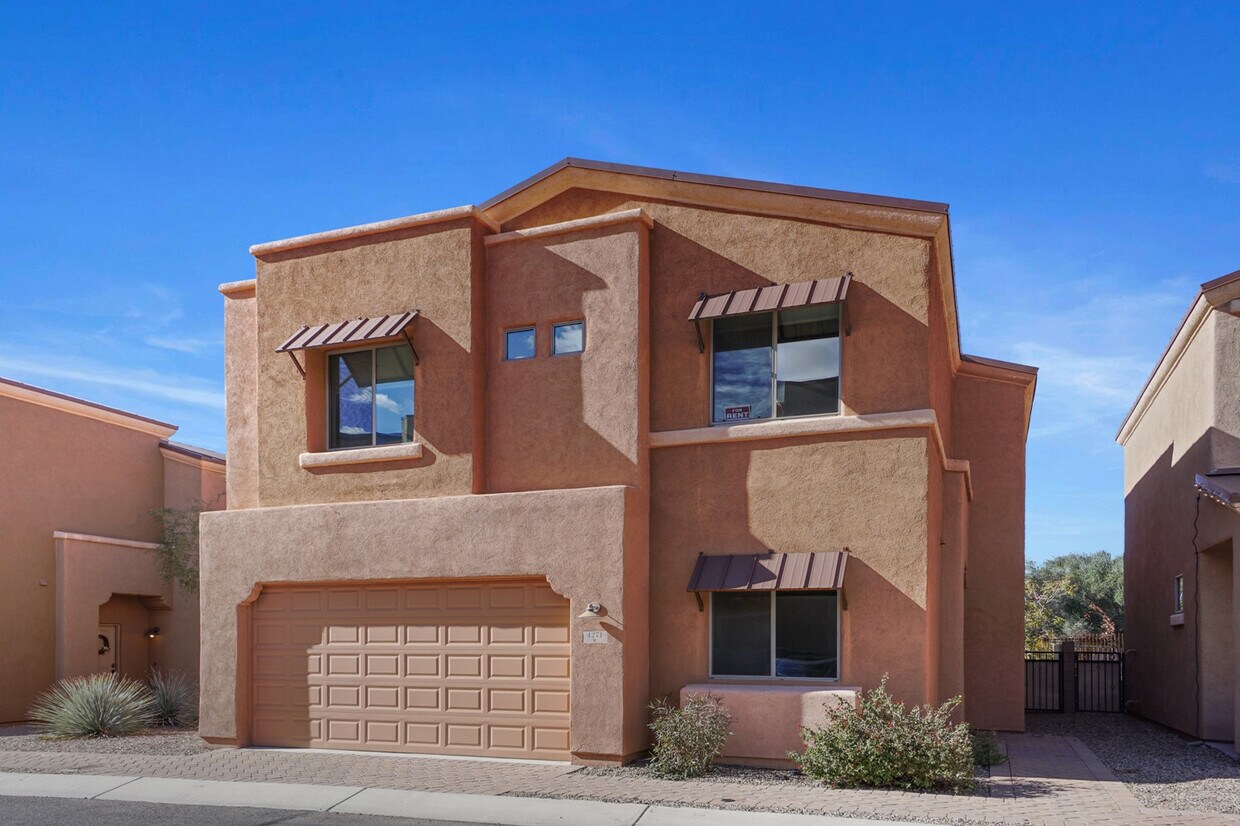 Primary Photo - Beautiful 2-Story, 3 Bdrm/2.5 Bath/Den-Clo...