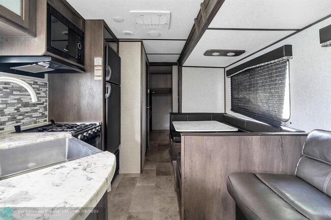 Foto del edificio - 14500 Carver Dr