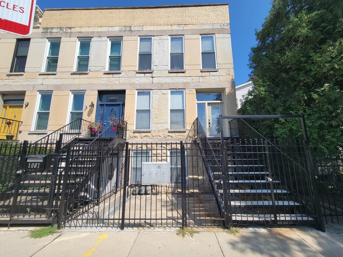 Primary Photo - 1009 S Racine Ave