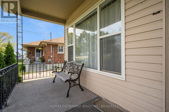 Photo du bâtiment - 16 Golden Blvd E