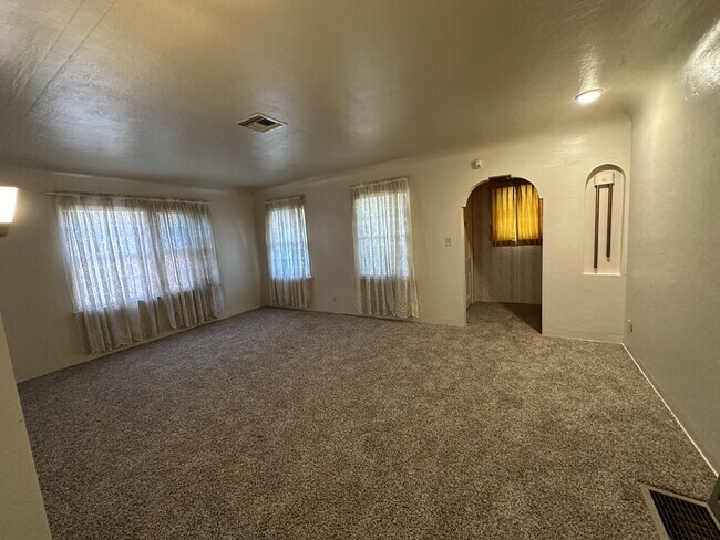 Foto del edificio - Charming 3 Bedroom, 2 Bath Home with Sunroom!