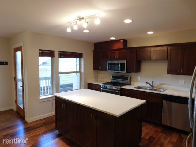 Building Photo - 3 br, 2 bath Condo - 7152 N Burlington Ave