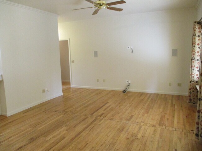 Foto del edificio - Cute Home Boasting Hardwood, close to Enlo...