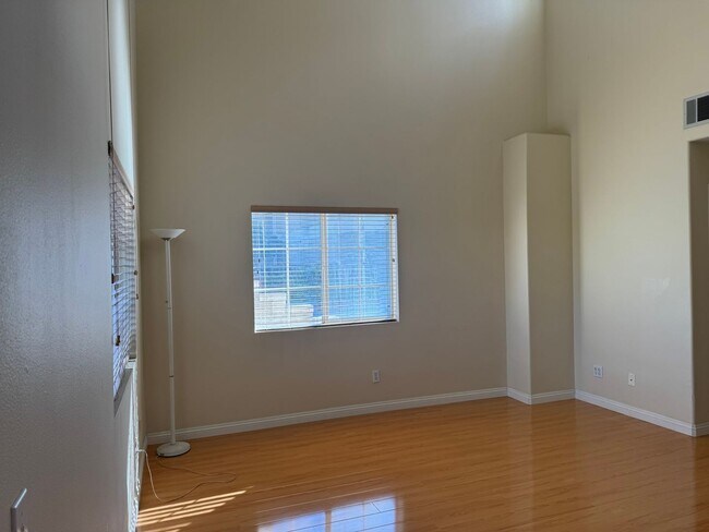 Building Photo - 10995 Las Flores Dr