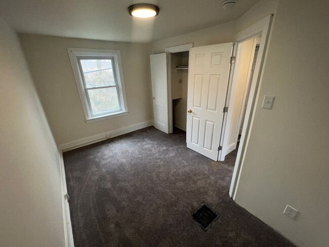Building Photo - 2 Bedroom Modern Renovation w/ Stainless S...