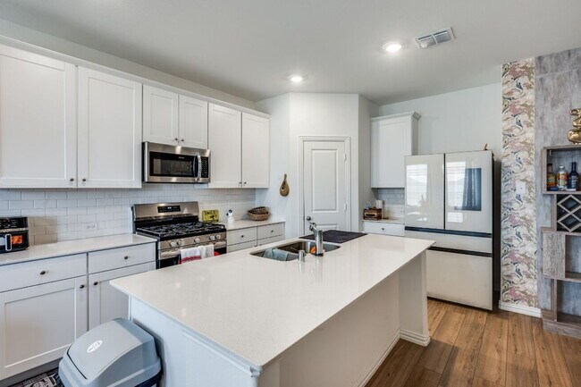 Building Photo - Beautiful 4BR/2BA Home with Open Floor Plan