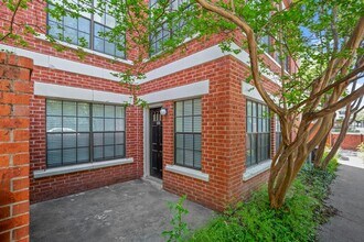 Building Photo - 712 W 21st St