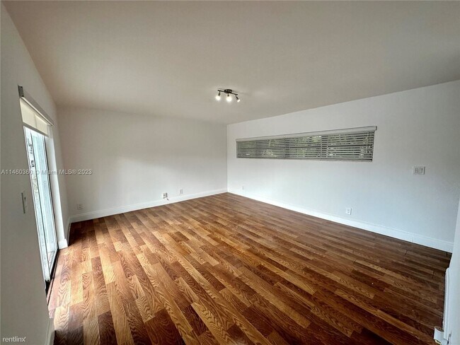 Building Photo - 3 br, 2 bath House - 1361 NE 40th Pl # 1361