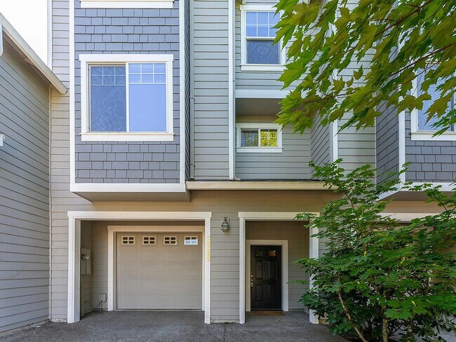 Foto del edificio - 20058 Hoodview Court ~ Luxury Townhome