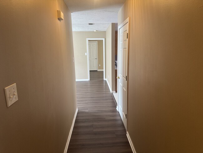 Building Photo - 3915 Ledbetter Dr