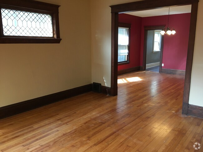 Building Photo - 832 Jenifer St