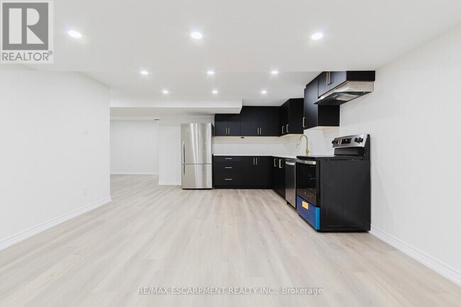 Building Photo - 211 Green Rd