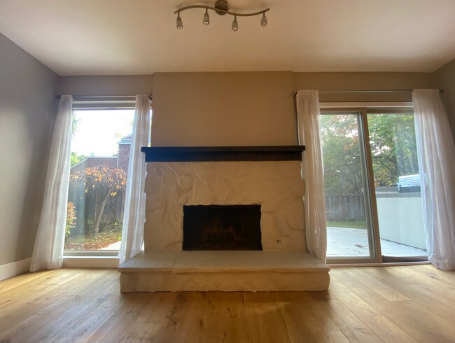 Building Photo - 10 Oak Brook Pl