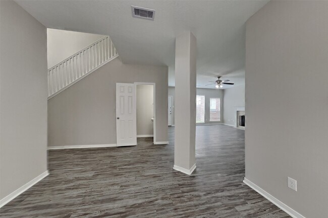 Foto del edificio - 19034 Village Maple Ct