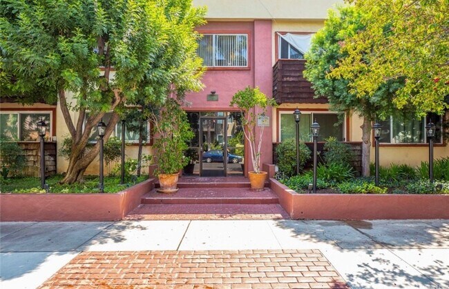 Foto del edificio - 5414 Newcastle Ave