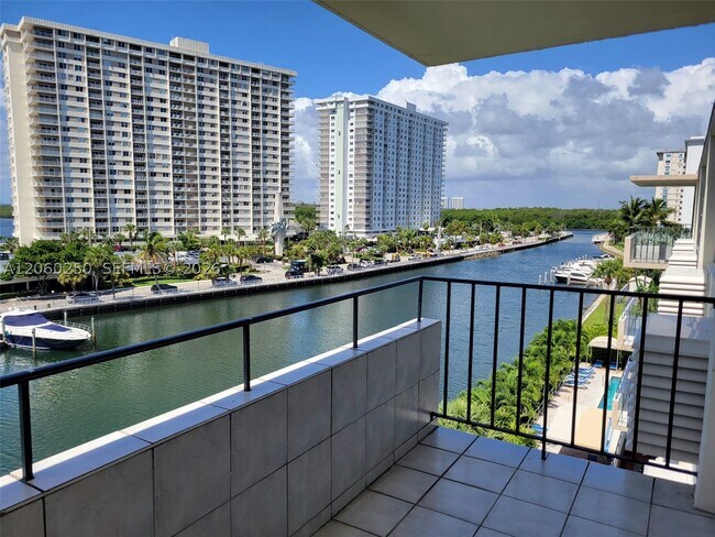 Foto del edificio - 220 Kings Point Dr