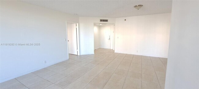 Foto del edificio - 3300 NE 191st St
