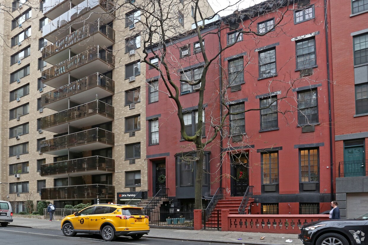 Building Photo - 18 W 16th St