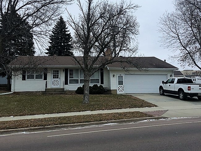 Primary Photo - 400 S Bahnson Ave